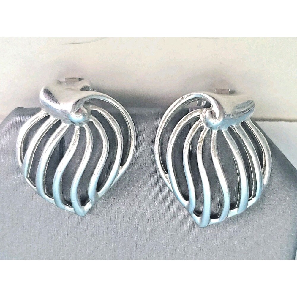 Vintage Silver Tone Clip On Earrings Ribbed Fan Shell Abstract Modernist 1"